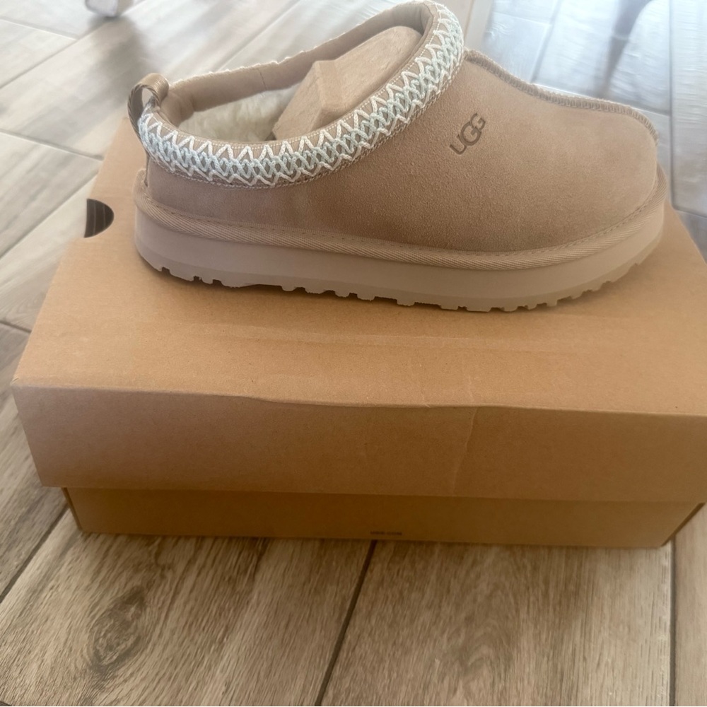 Kids Ugg tazz sand brand new never worn